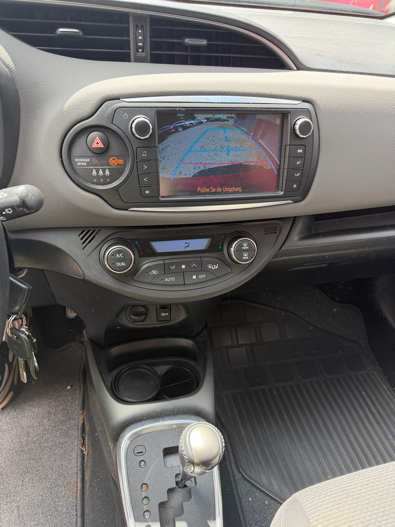 TOYOTA Yaris Hybrid — zdjęcie 12