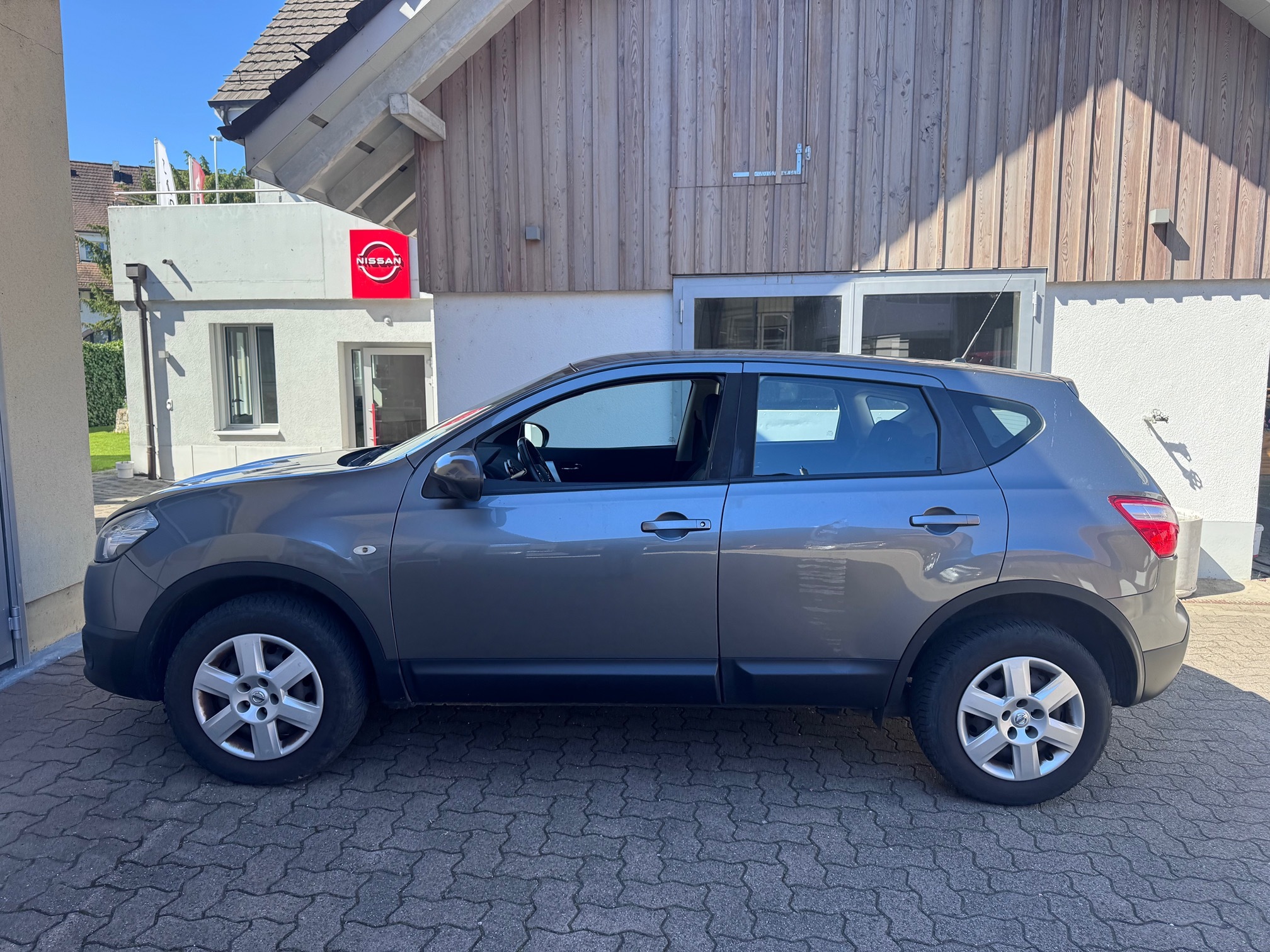 NISSAN Qashqai 1.6 — zdjęcie 8