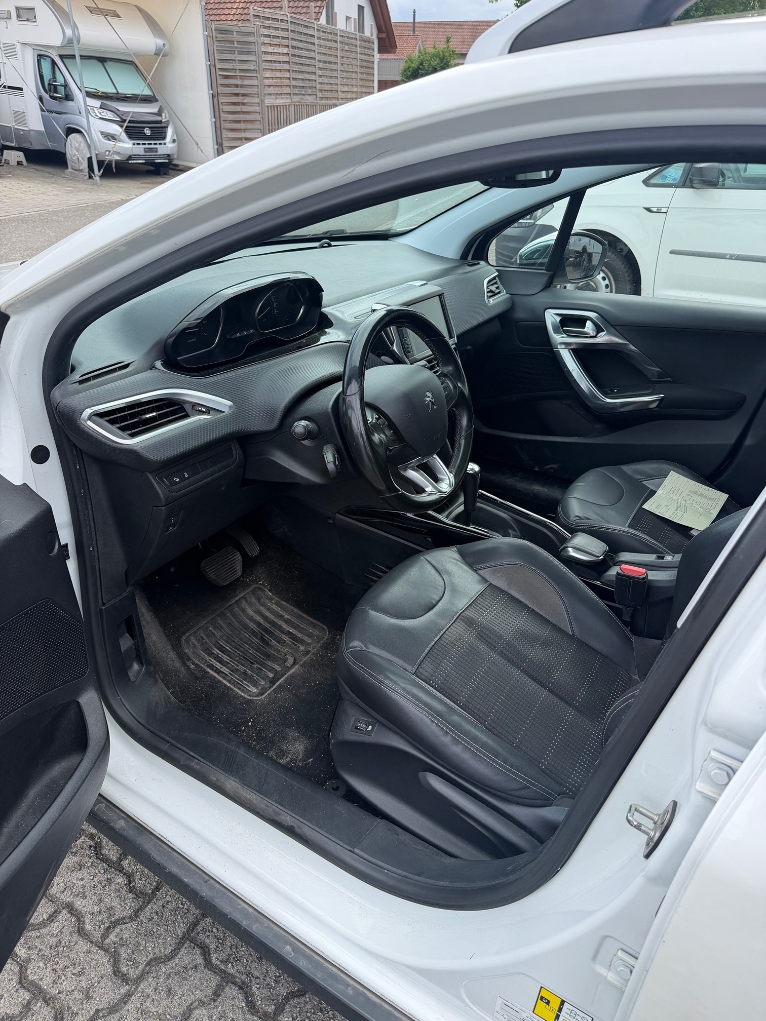 PEUGEOT 2008 1.6i — zdjęcie 9