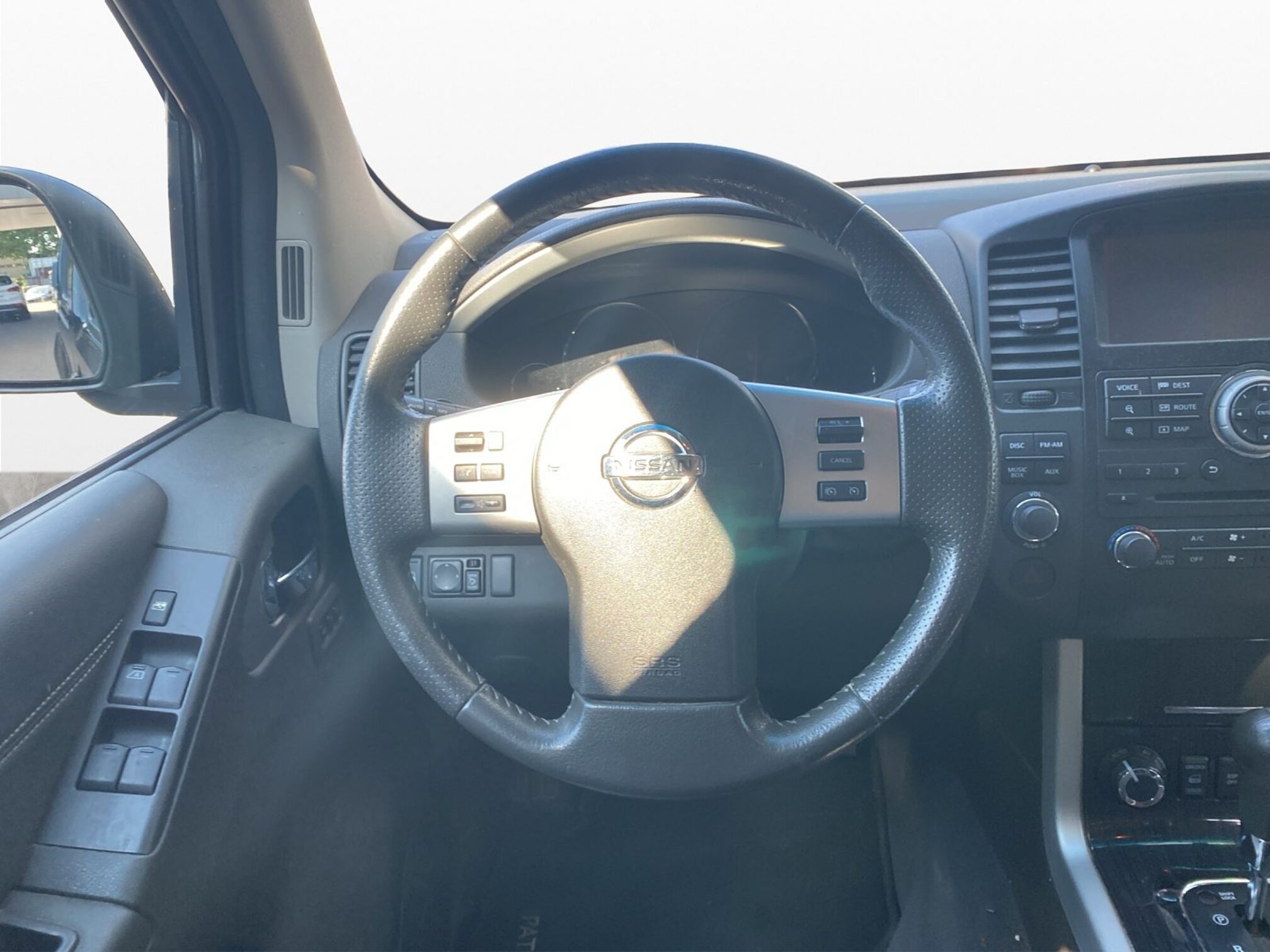NISSAN Pathfinder — zdjęcie 9