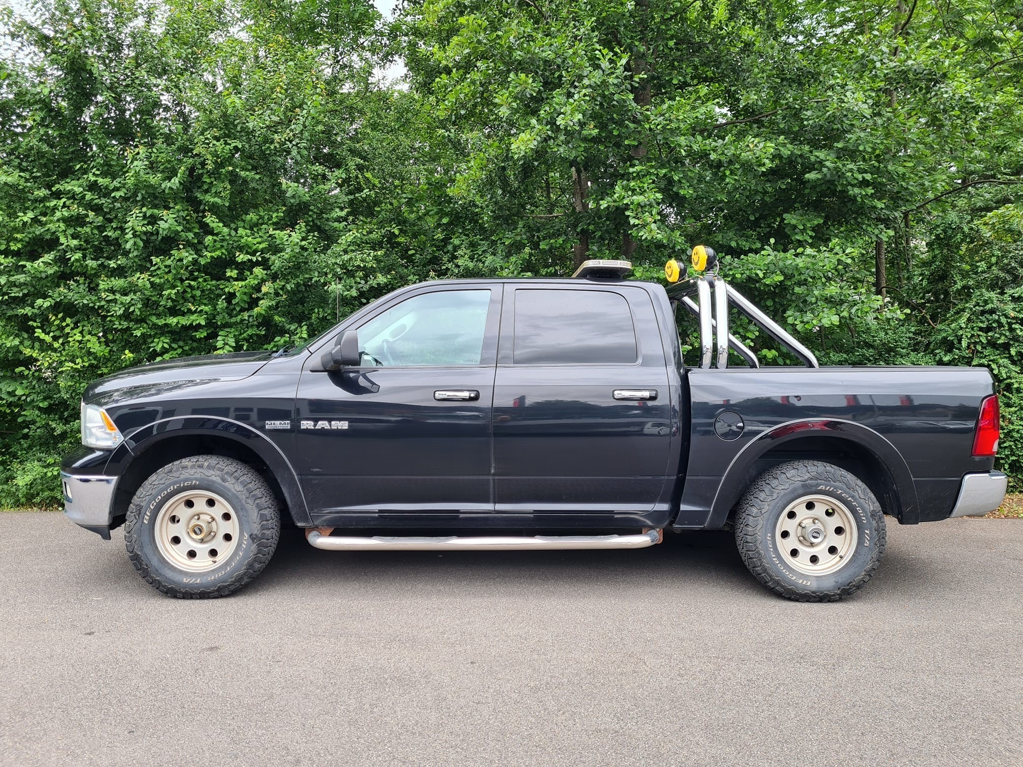 DODGE Ram 1500 Pick-up 5.7i-V8 Hemi 401 PS Laramie 4x4 AWD 8-Gang Automat — zdjęcie 2