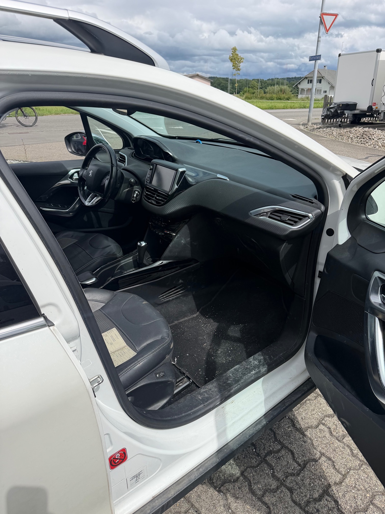 PEUGEOT 2008 1.6i — zdjęcie 13