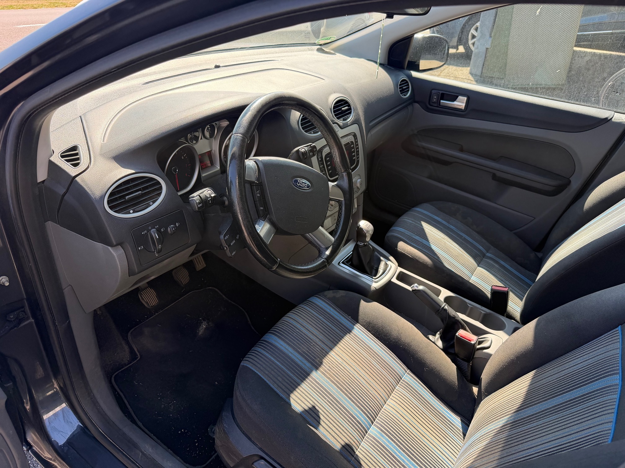 FORD Focus 1.6i 16V — zdjęcie 6