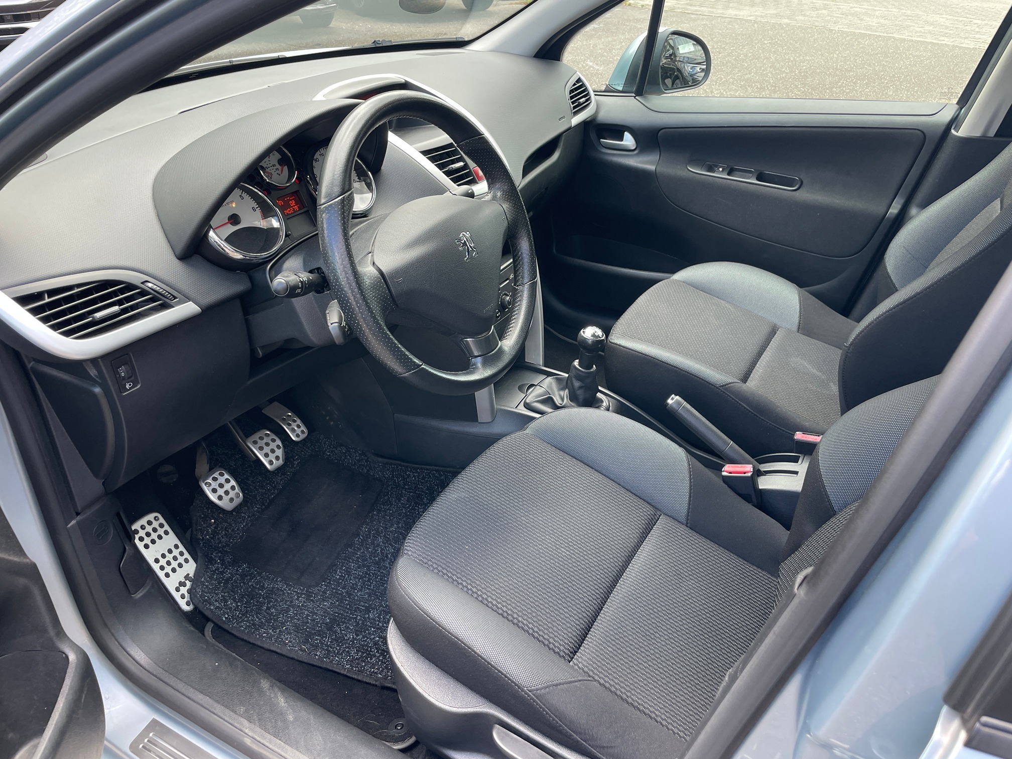 PEUGEOT 207 1.4i 16V — zdjęcie 10