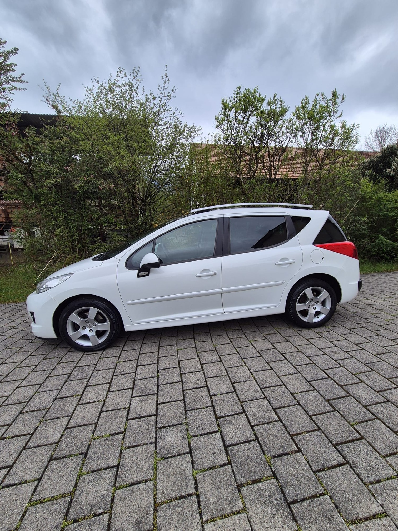 PEUGEOT 207 SW 1.6i 16V frisch MFK — zdjęcie 1