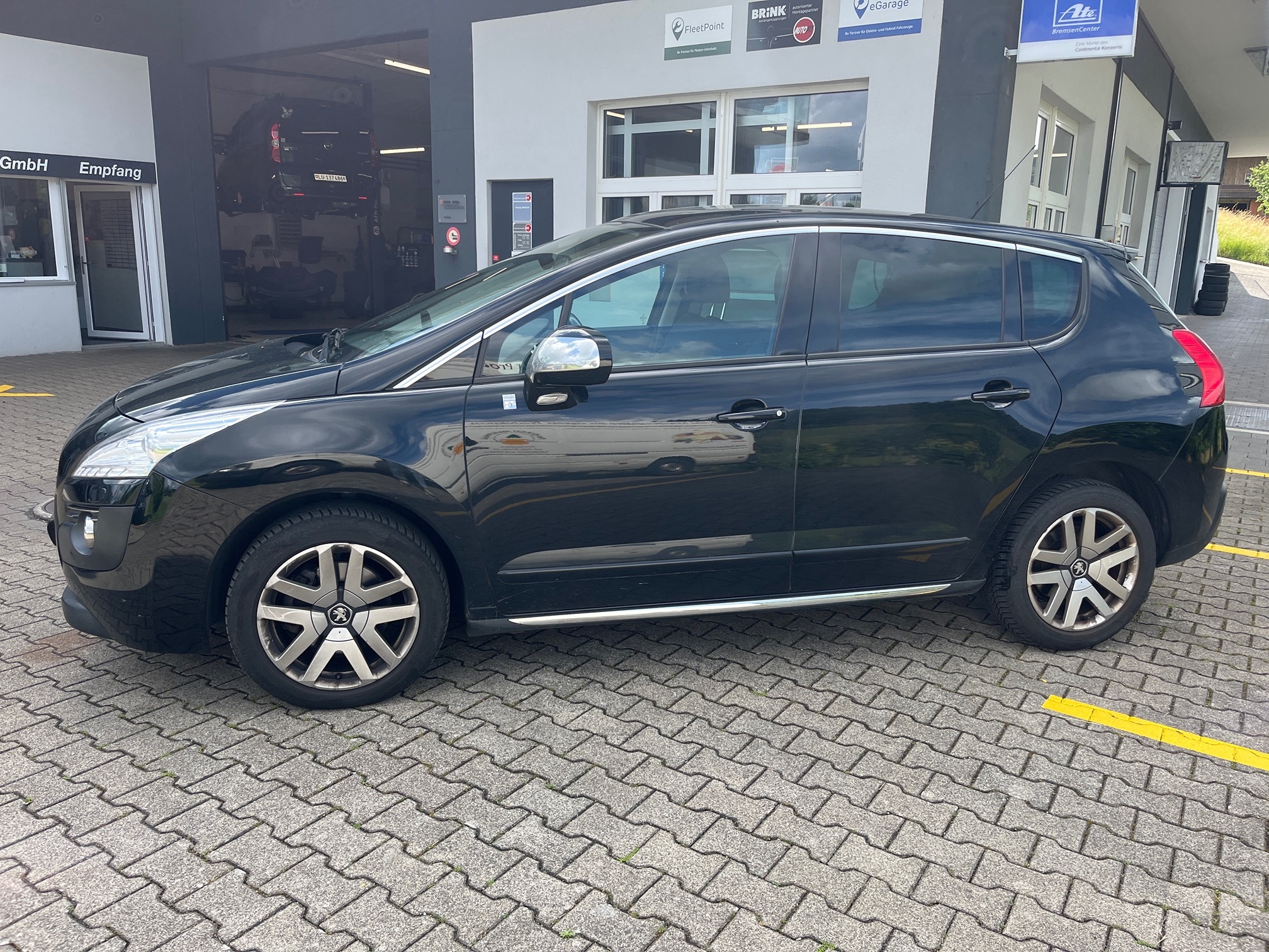 PEUGEOT 3008 HYbrid4 — zdjęcie 4