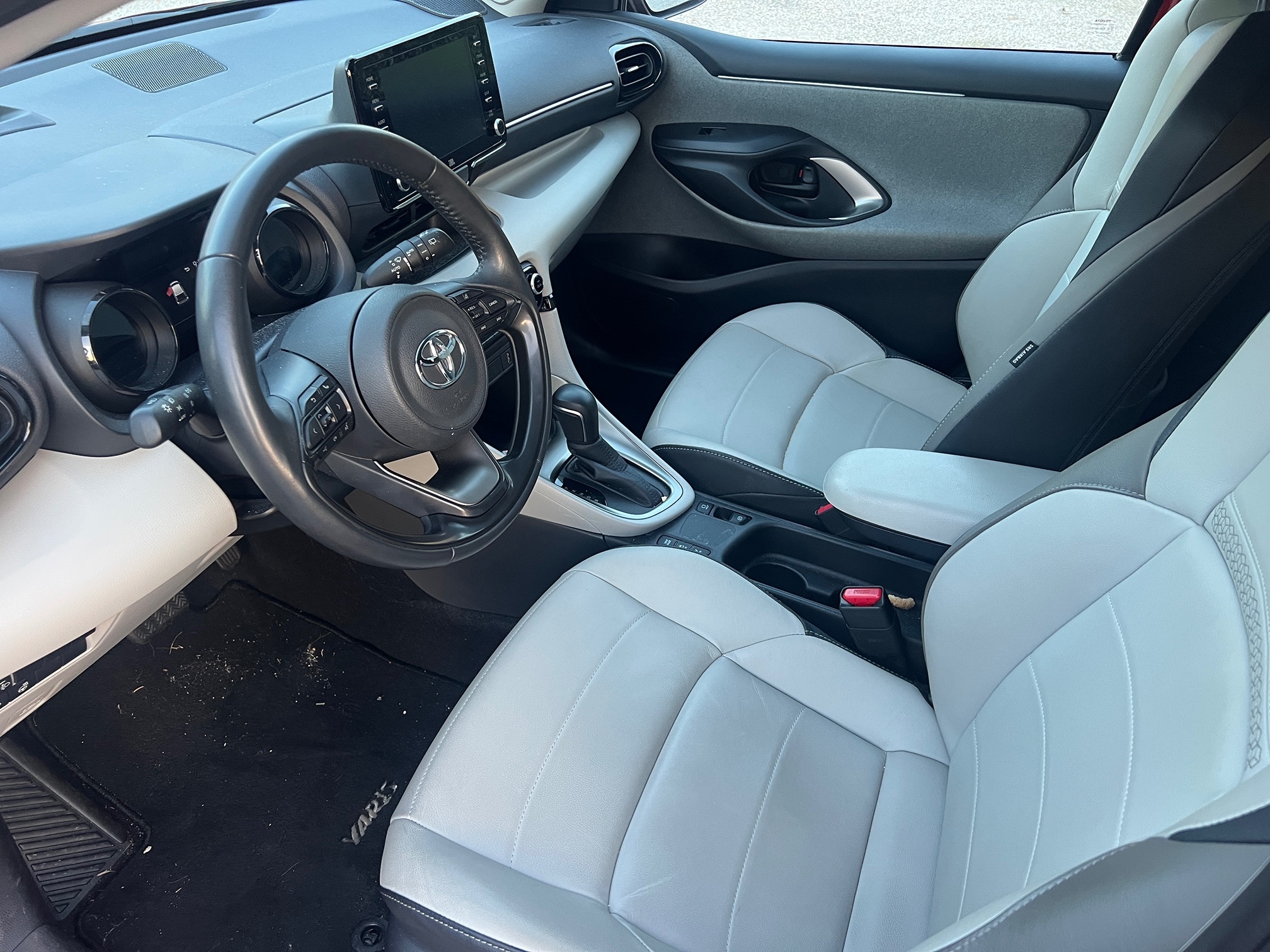 TOYOTA Yaris Hybrid — zdjęcie 15