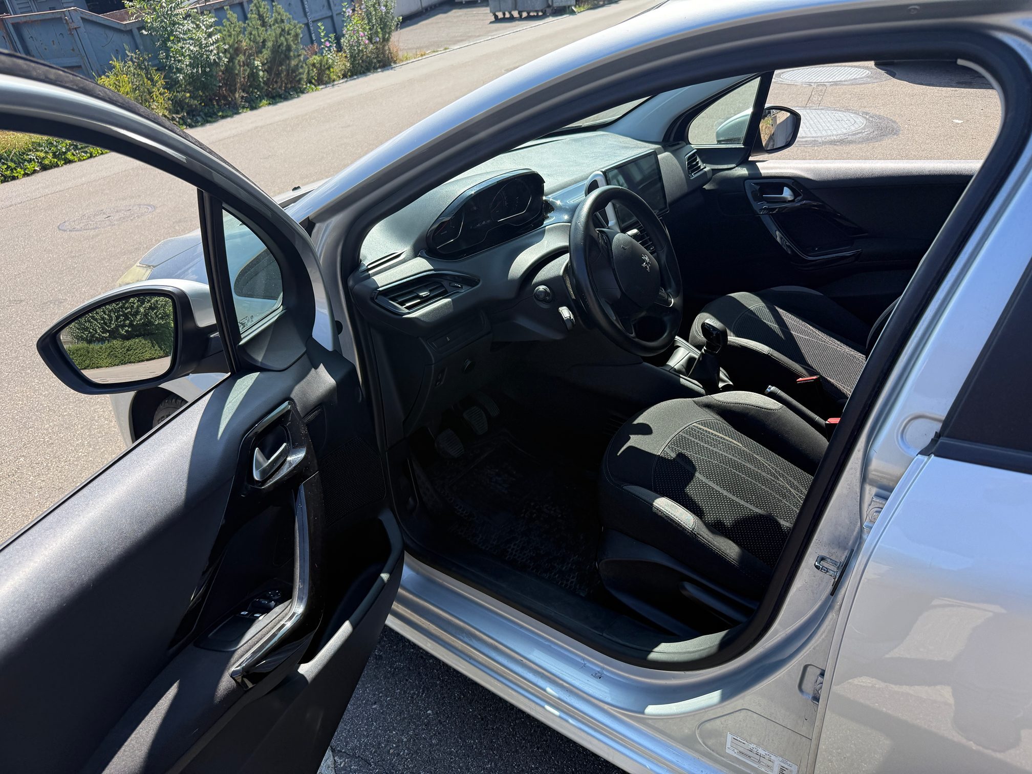 PEUGEOT 208 1.4 — zdjęcie 15
