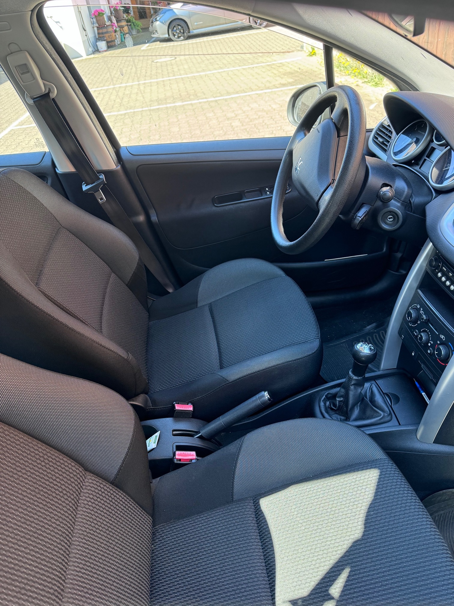 NISSAN Qashqai 1.6 — zdjęcie 10