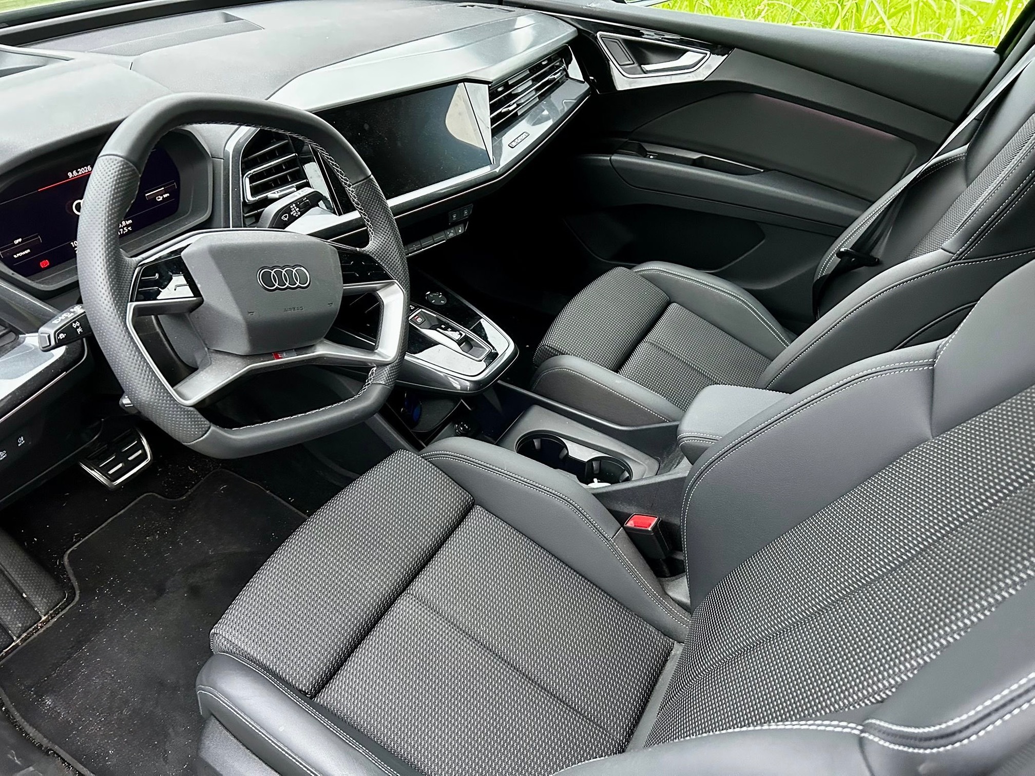 AUDI Q4 Etron 45 quattro — zdjęcie 6