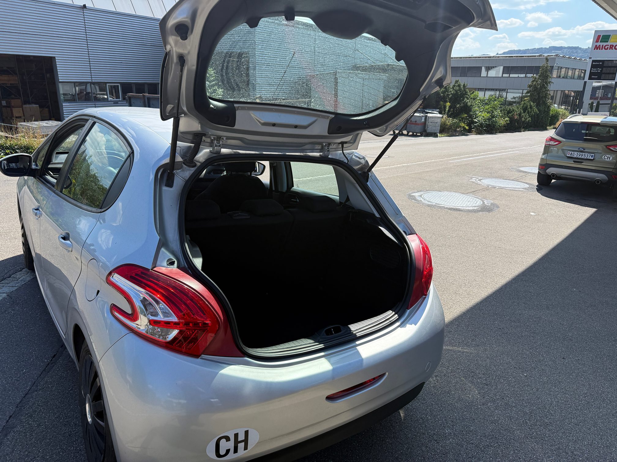 PEUGEOT 208 1.4 — zdjęcie 6