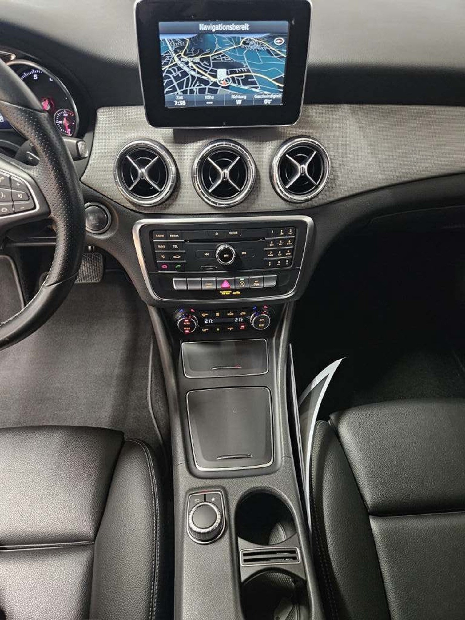 MERCEDES-BENZ CLA 180 — zdjęcie 10