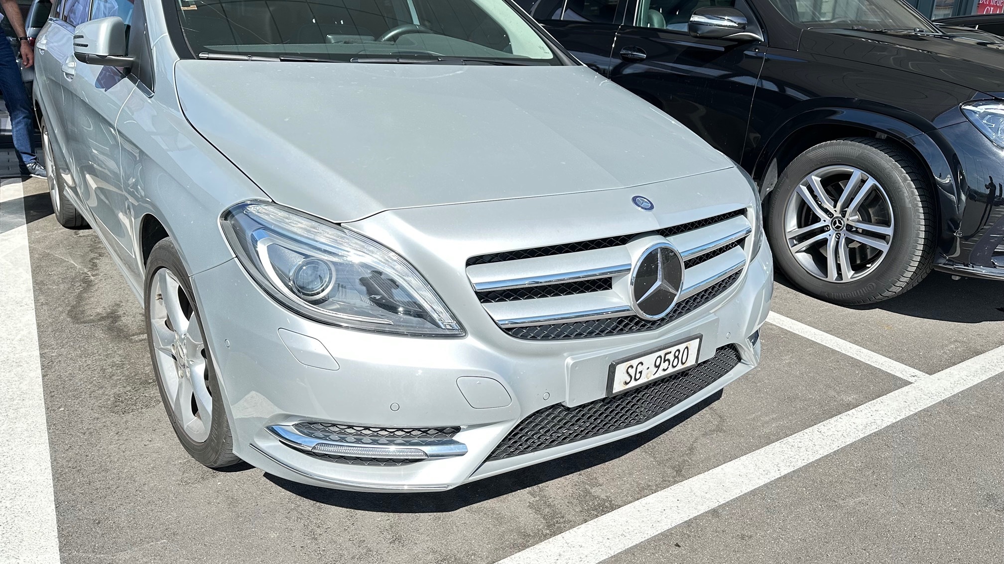 MERCEDES-BENZ B 220 4m — zdjęcie 4