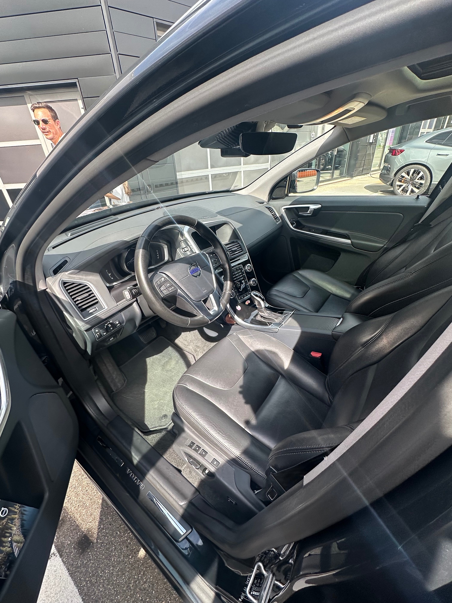 VOLVO XC60 D4 — zdjęcie 13