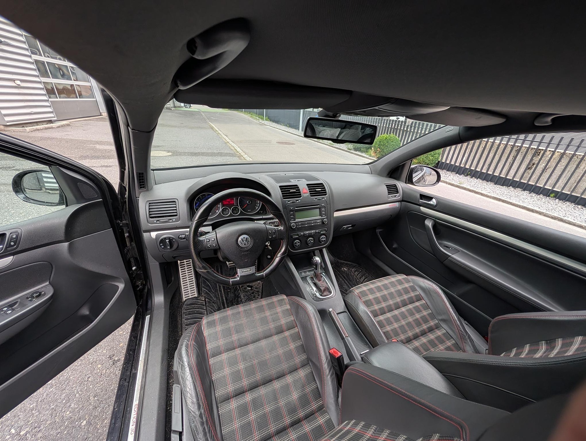 VW Golf GTI Edition 30 — zdjęcie 13