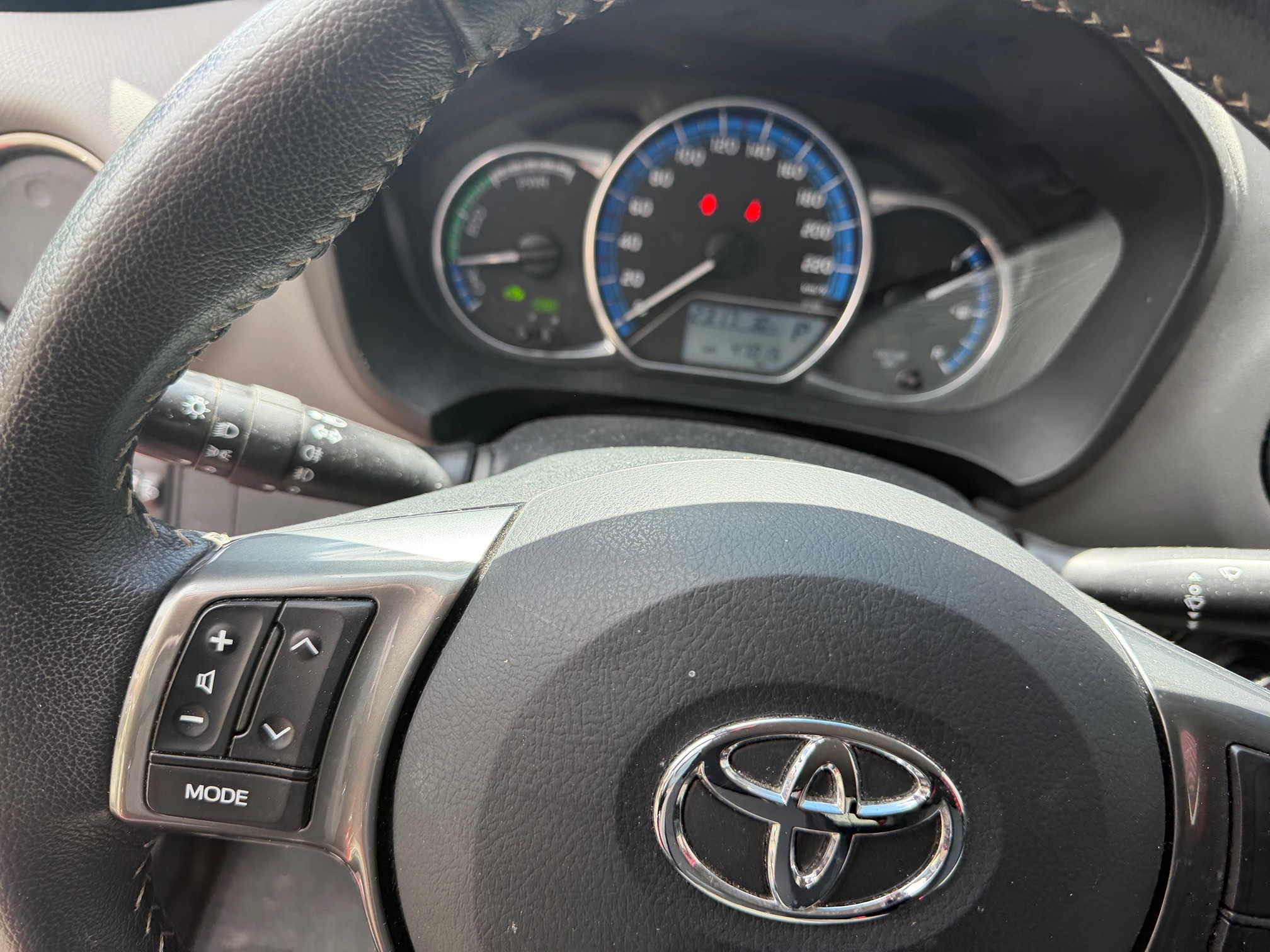 TOYOTA Yaris Hybrid — zdjęcie 13