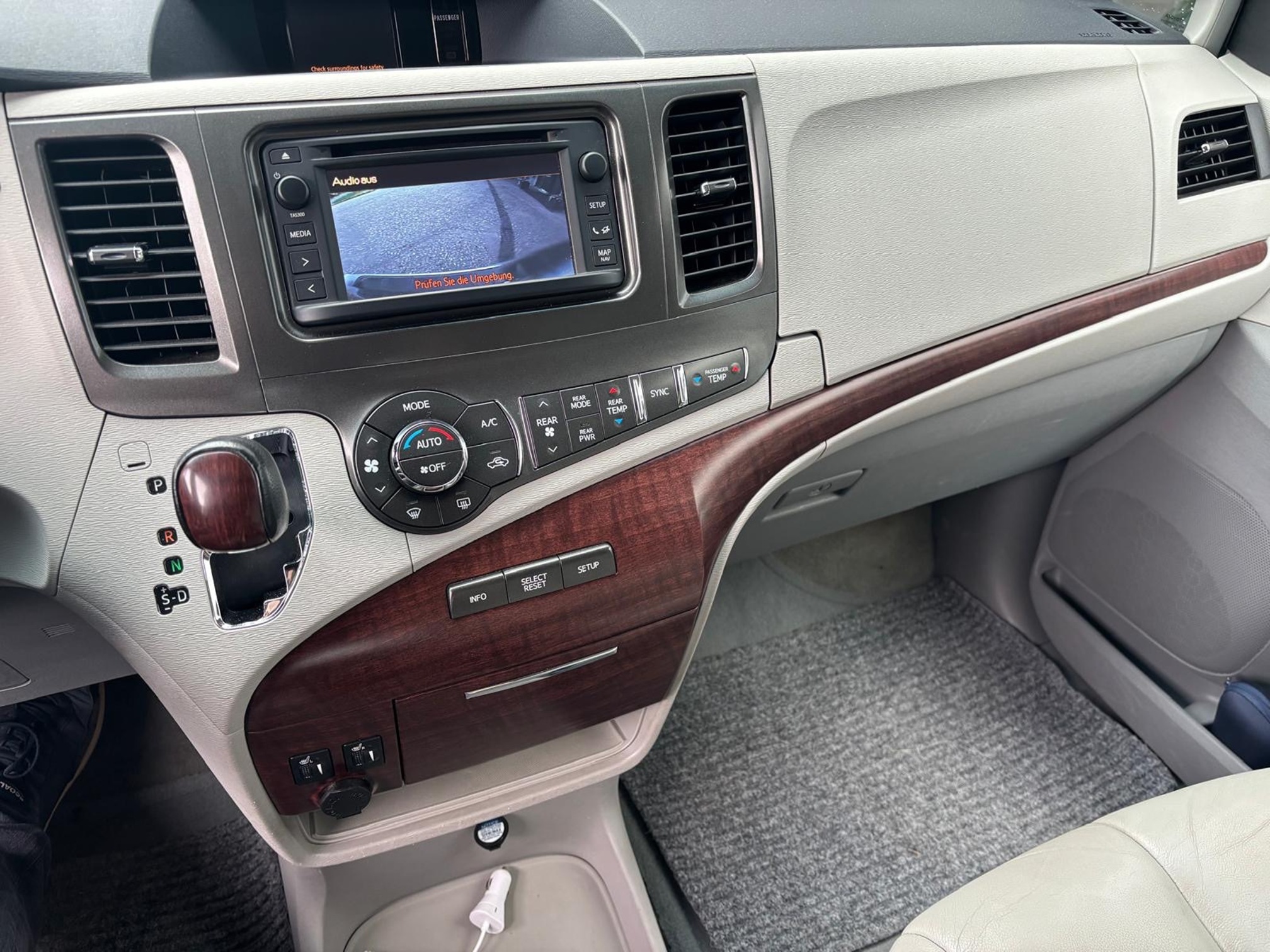 TOYOTA Sienna AWD — zdjęcie 7