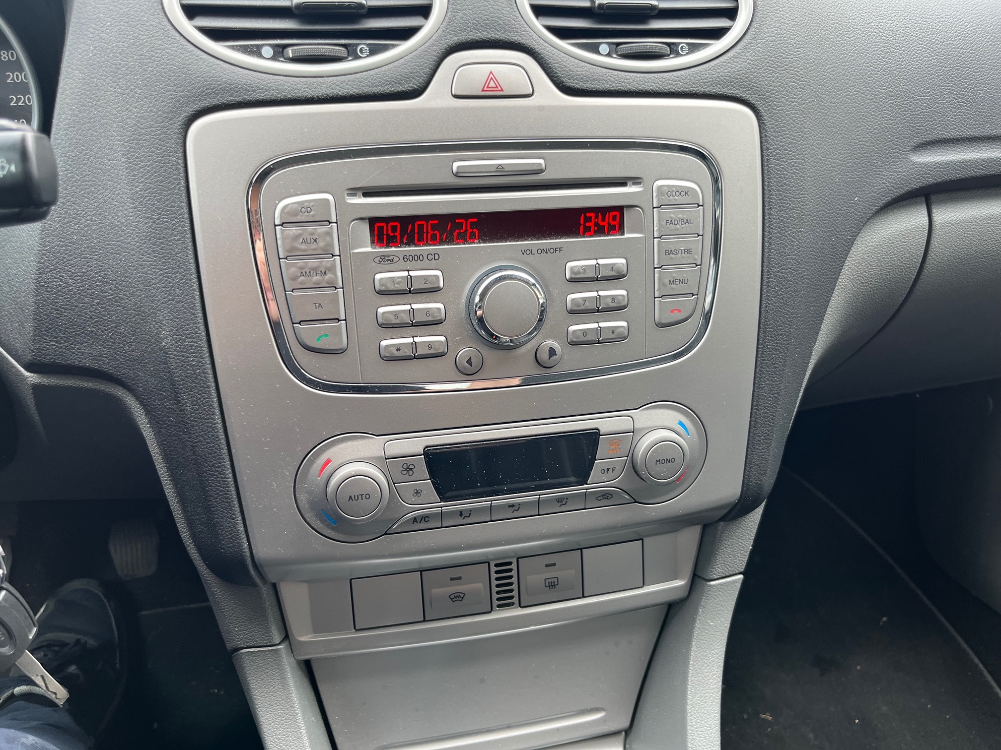 FORD Focus 1.6i 16V — zdjęcie 9
