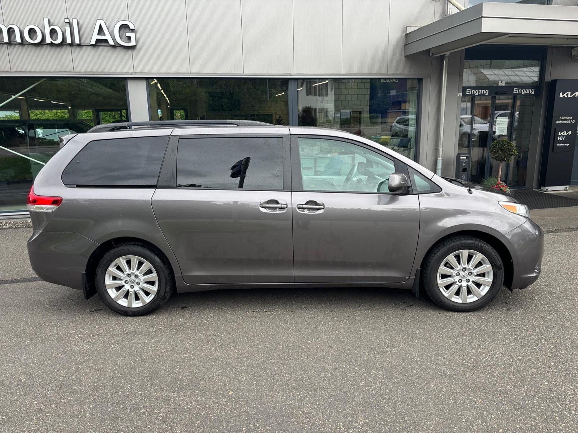 TOYOTA Sienna AWD — zdjęcie 9