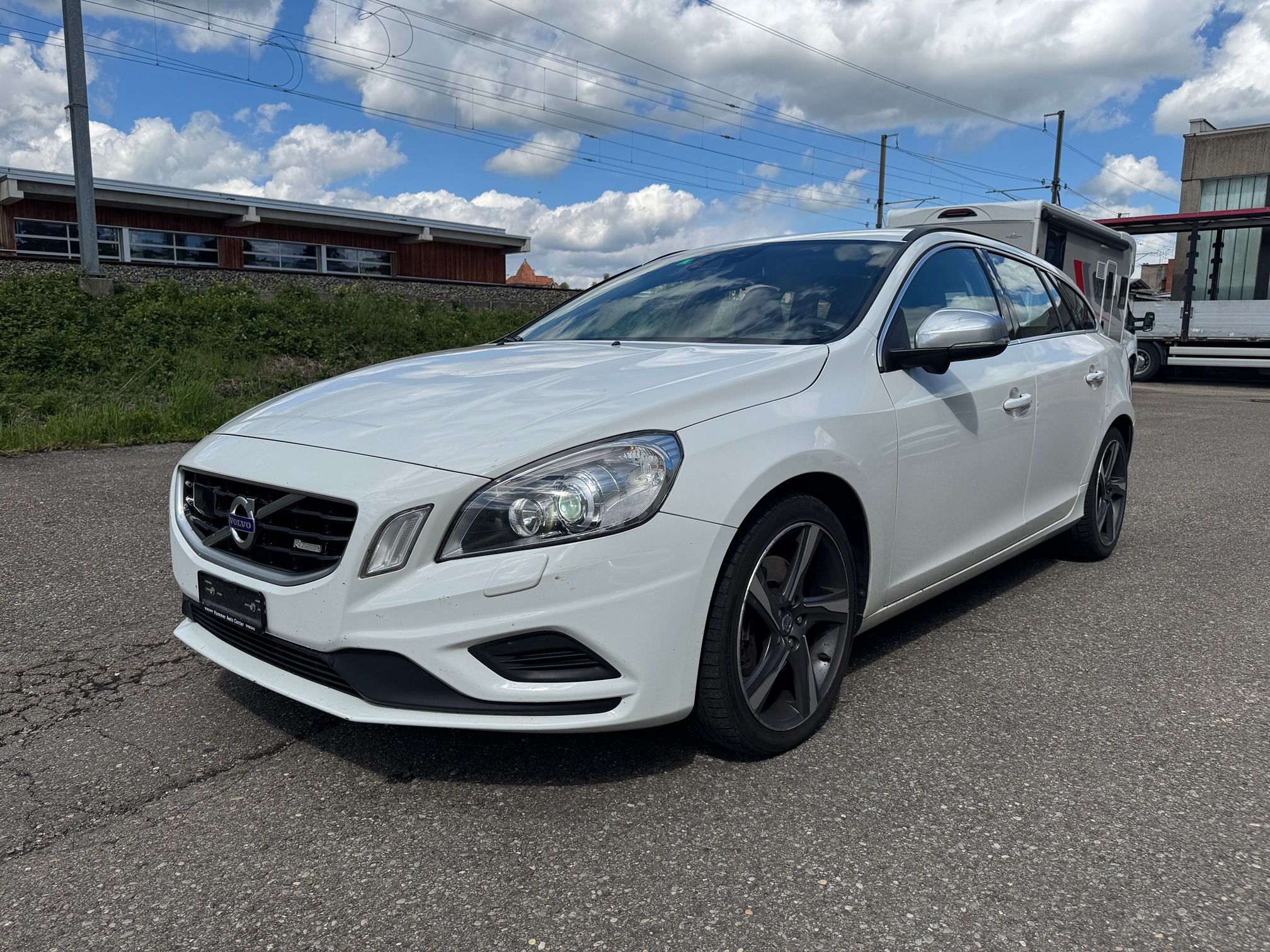 VOLVO V60 T5 R-Design — zdjęcie 1