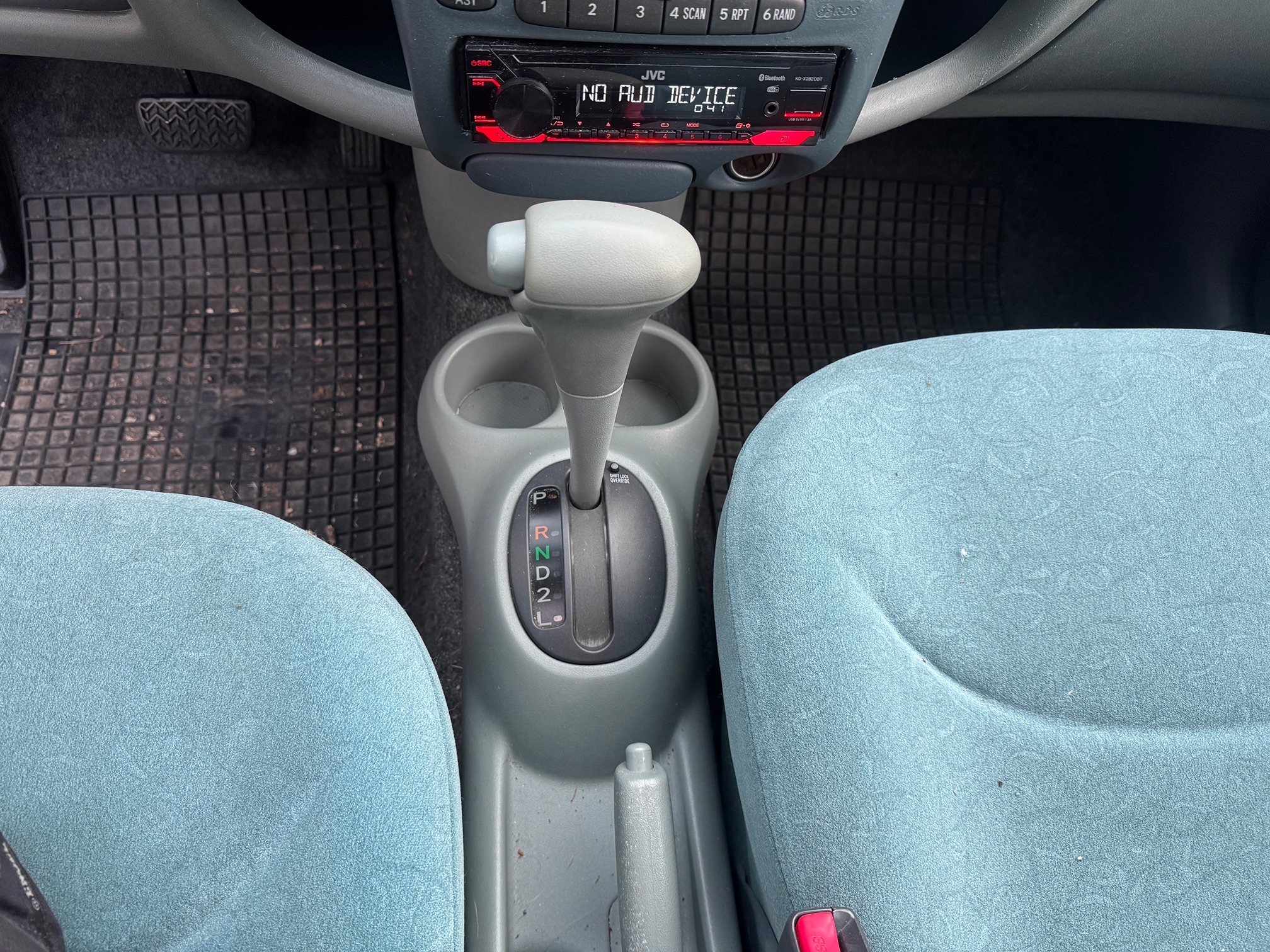 TOYOTA YARIS 1.3 — zdjęcie 14