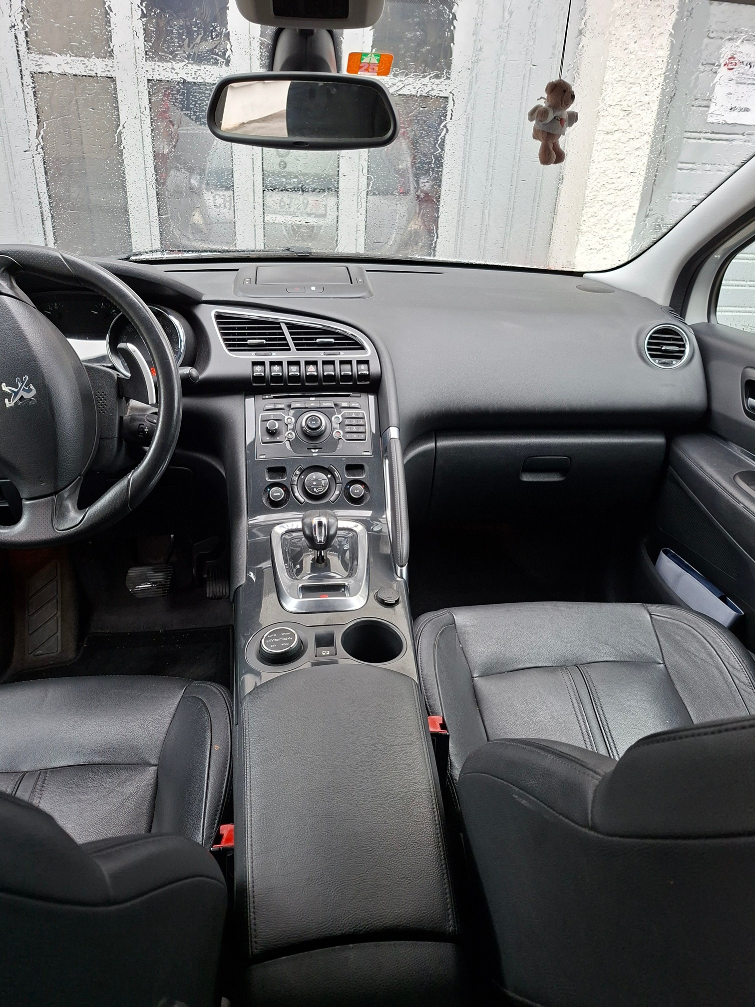PEUGEOT 3008 HYbrid4 — zdjęcie 8