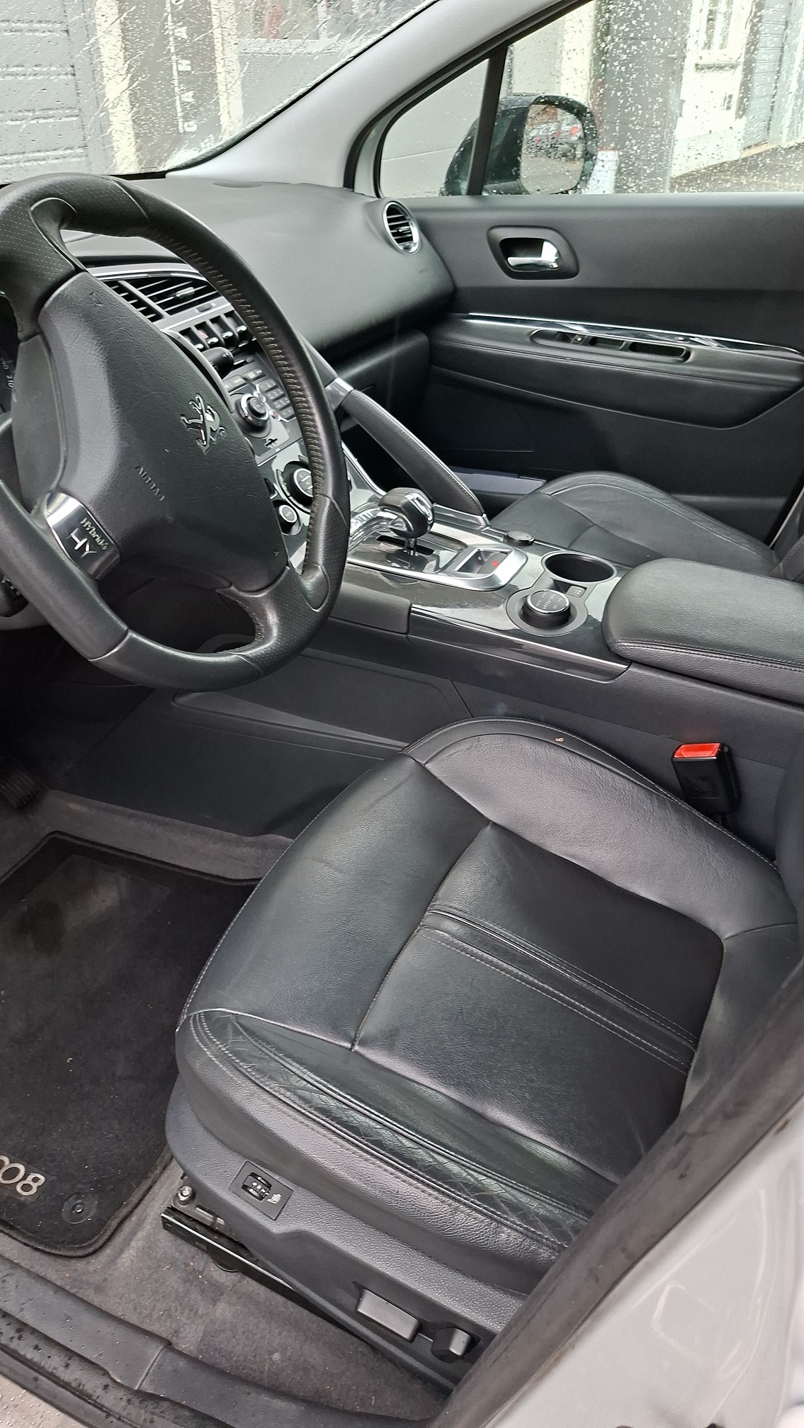 PEUGEOT 3008 HYbrid4 — zdjęcie 9
