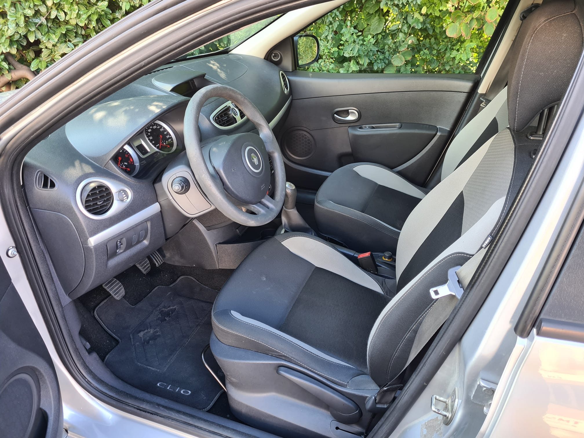 RENAULT Clio 1.2i 16V 75 PS Expression — zdjęcie 4