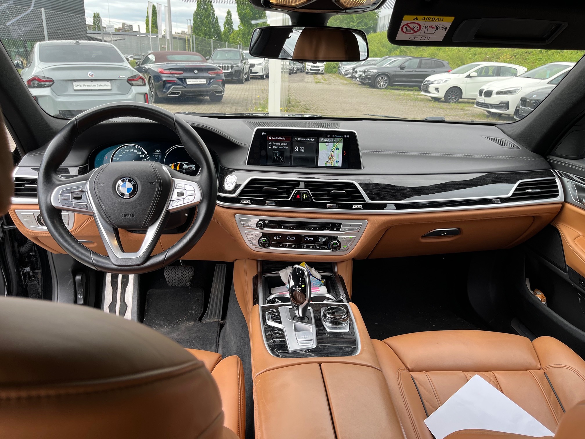 BMW 750i xDrive — zdjęcie 12