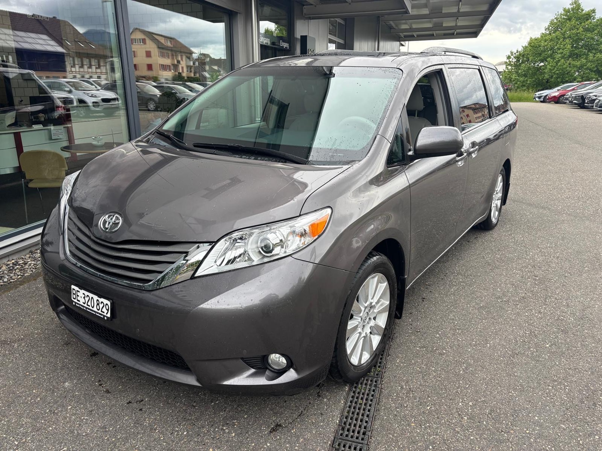 TOYOTA Sienna AWD — zdjęcie 2