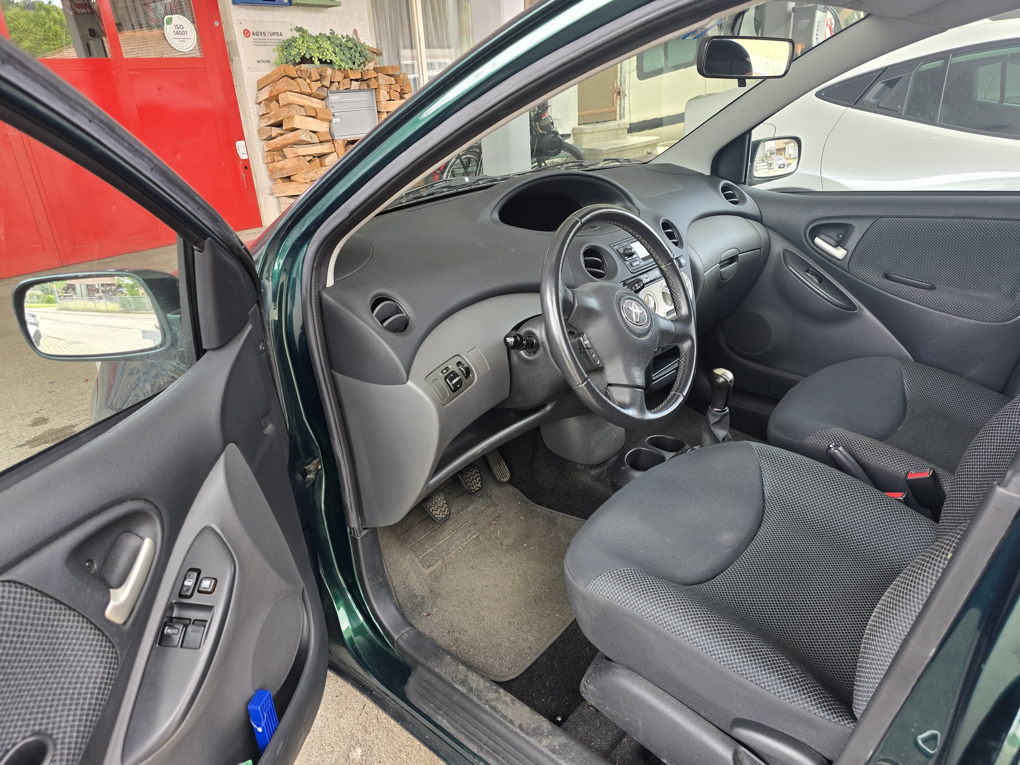 TOYOTA Yaris 1.3 — zdjęcie 8