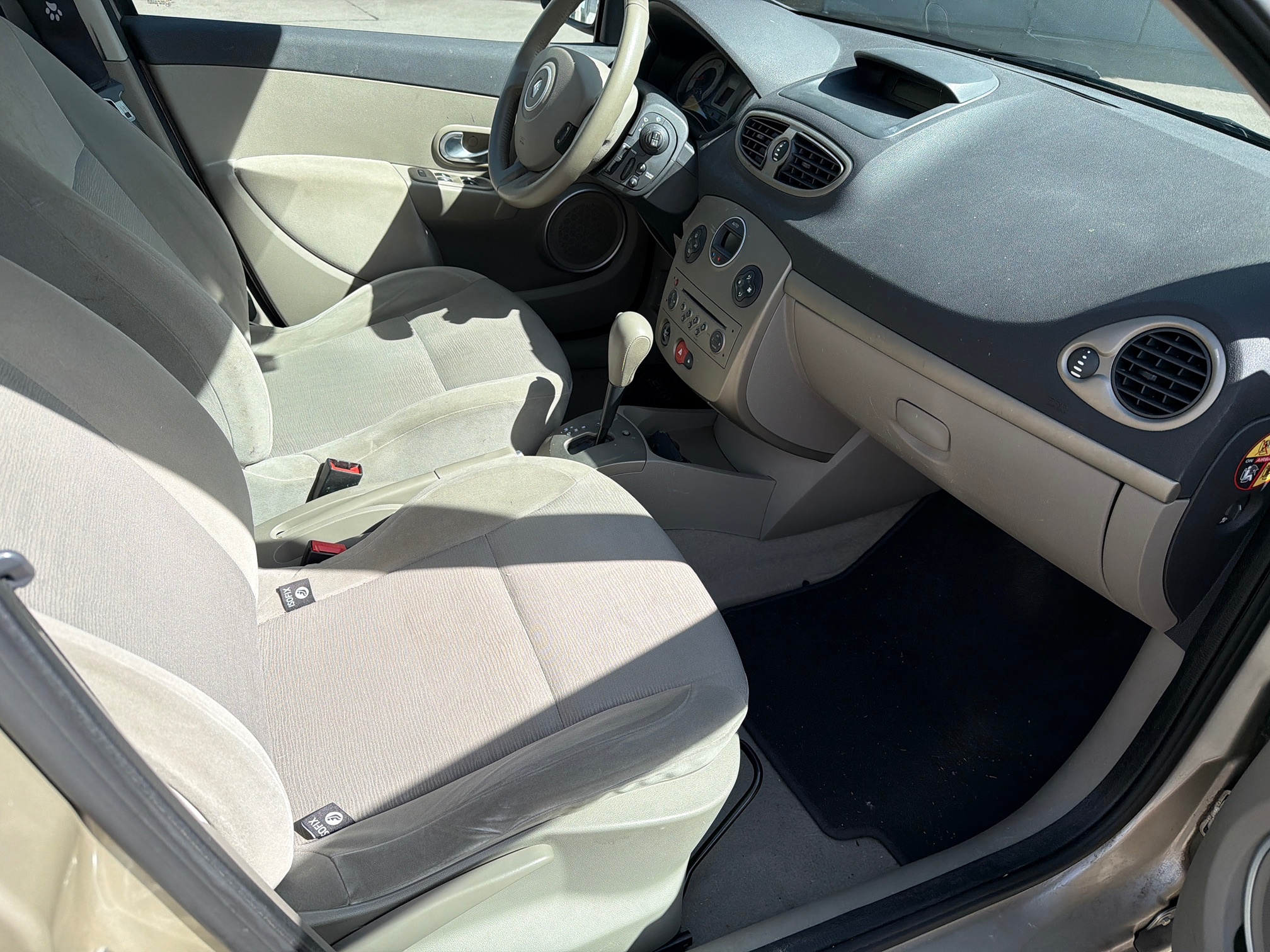 RENAULT Clio 1.6 16V — zdjęcie 15
