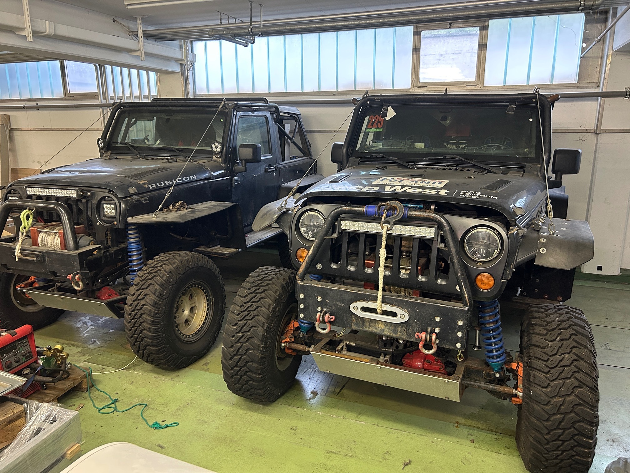 JEEP Wrangler Rally Fahrzeuge 2x — zdjęcie 1