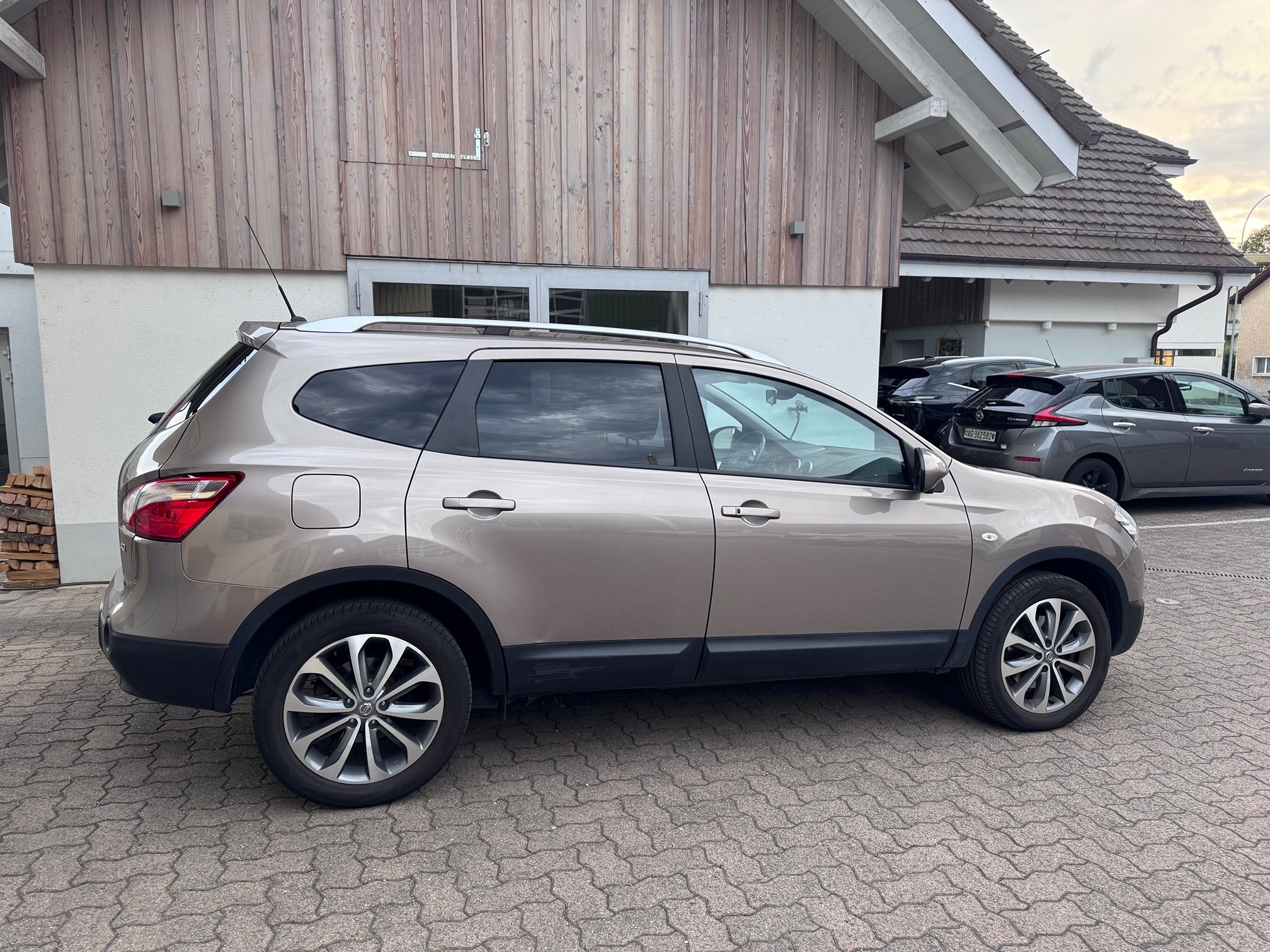 NISSAN Qashqai+2 4x4 — zdjęcie 4
