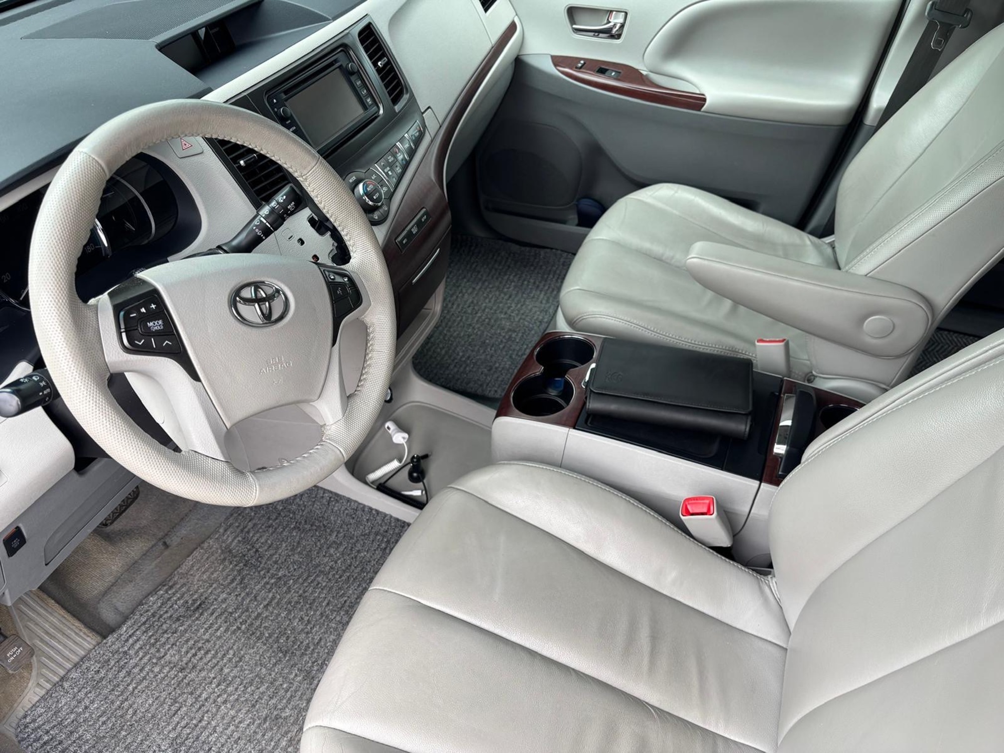 TOYOTA Sienna AWD — zdjęcie 5
