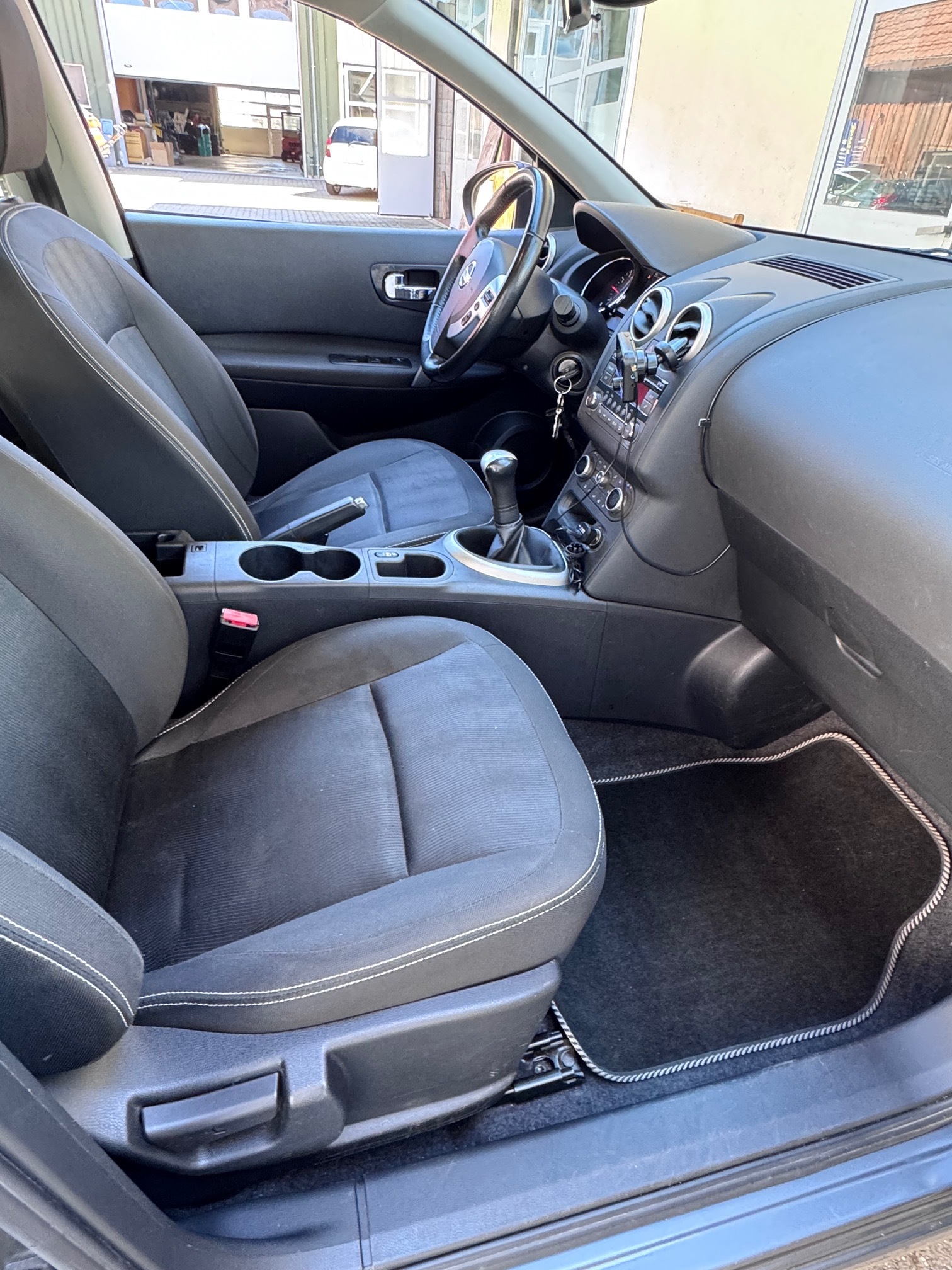 NISSAN Qashqai 1.6 — zdjęcie 14