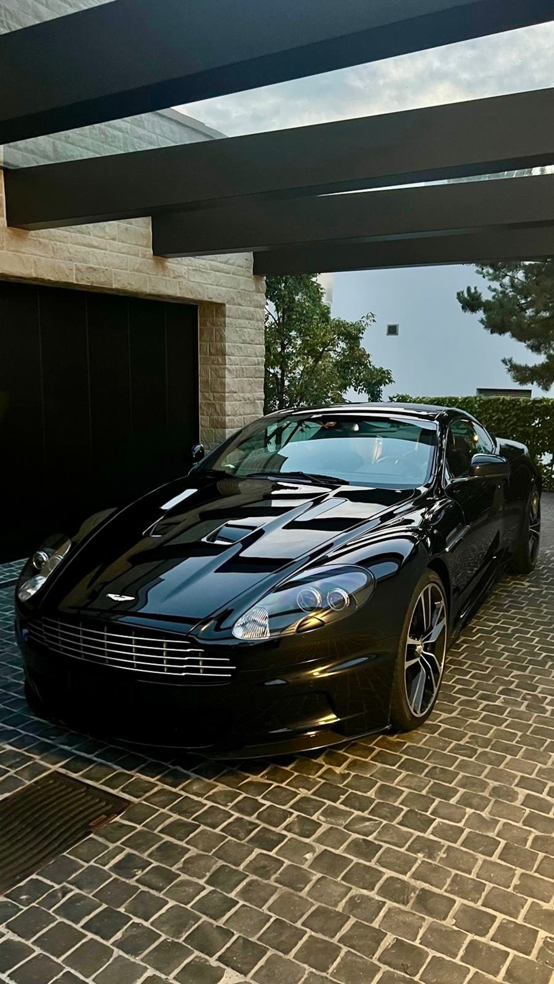 ASTON MARTIN DBS Coupé — zdjęcie 2