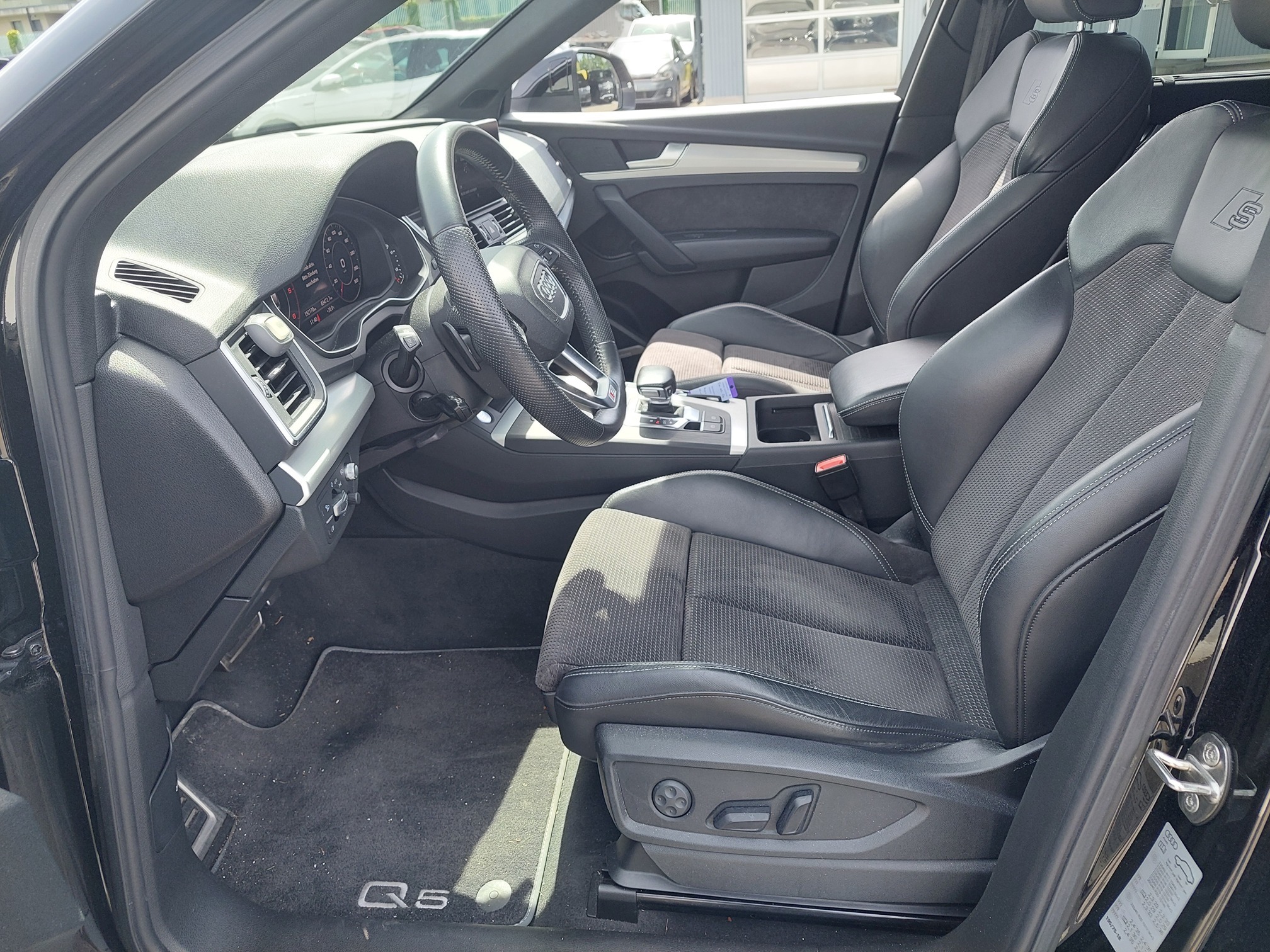 AUDI Q5 40 TDI quattro — zdjęcie 11