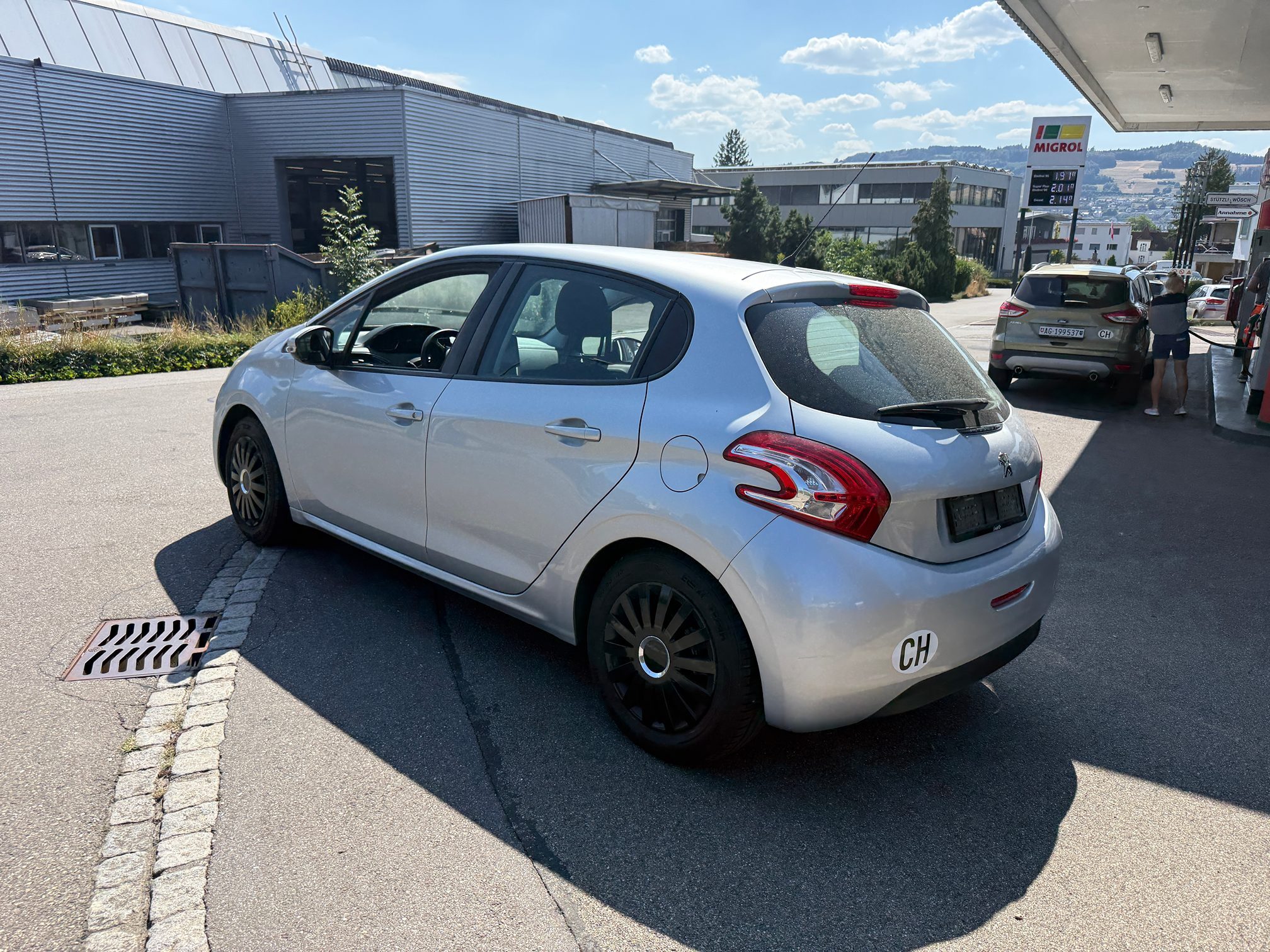 PEUGEOT 208 1.4 — zdjęcie 5