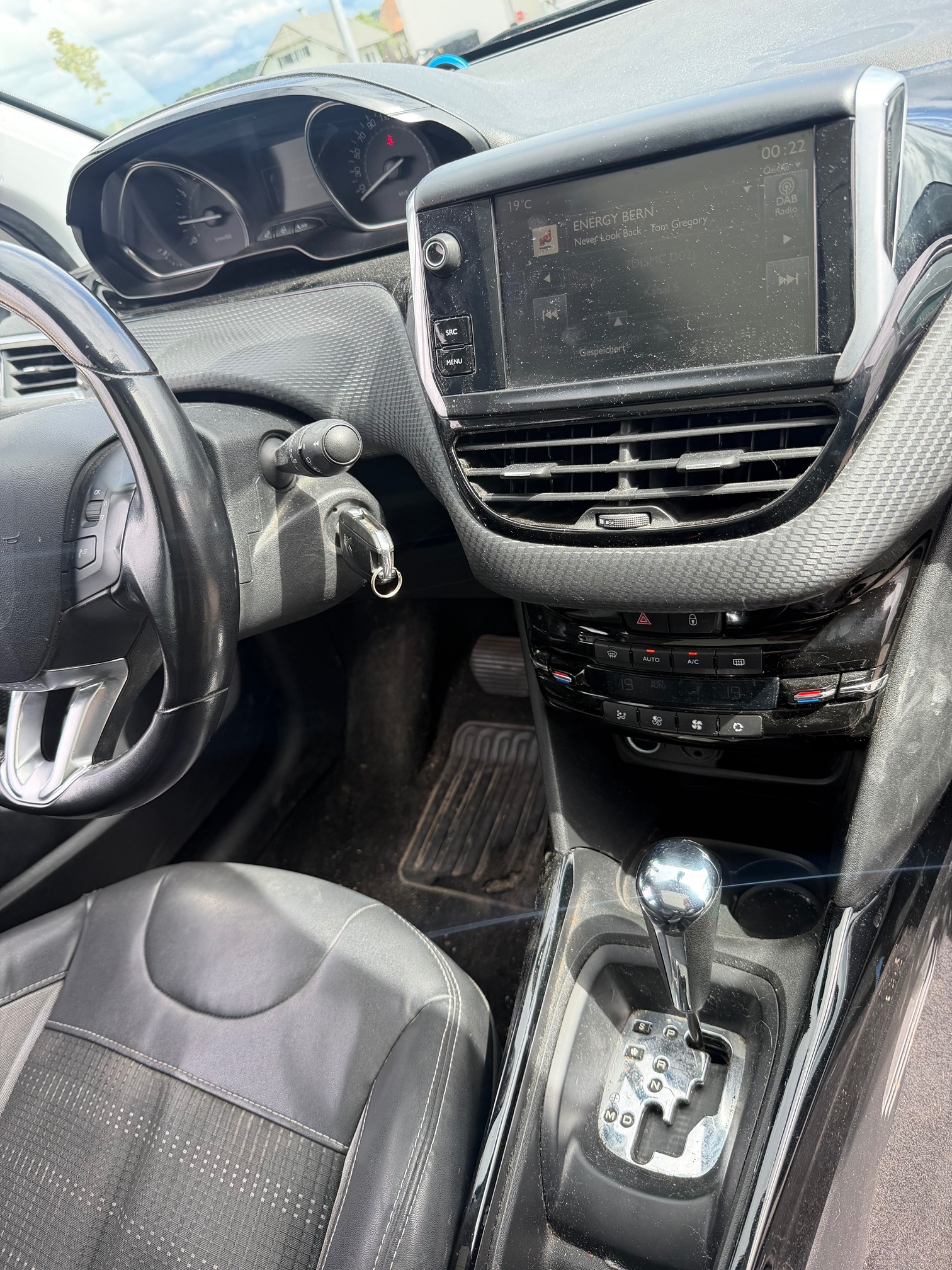 PEUGEOT 2008 1.6i — zdjęcie 15