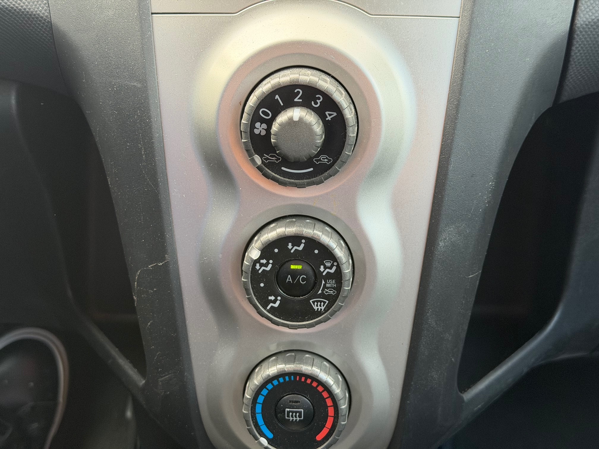 TOYOTA Yaris 1.3 mit MFK — zdjęcie 13