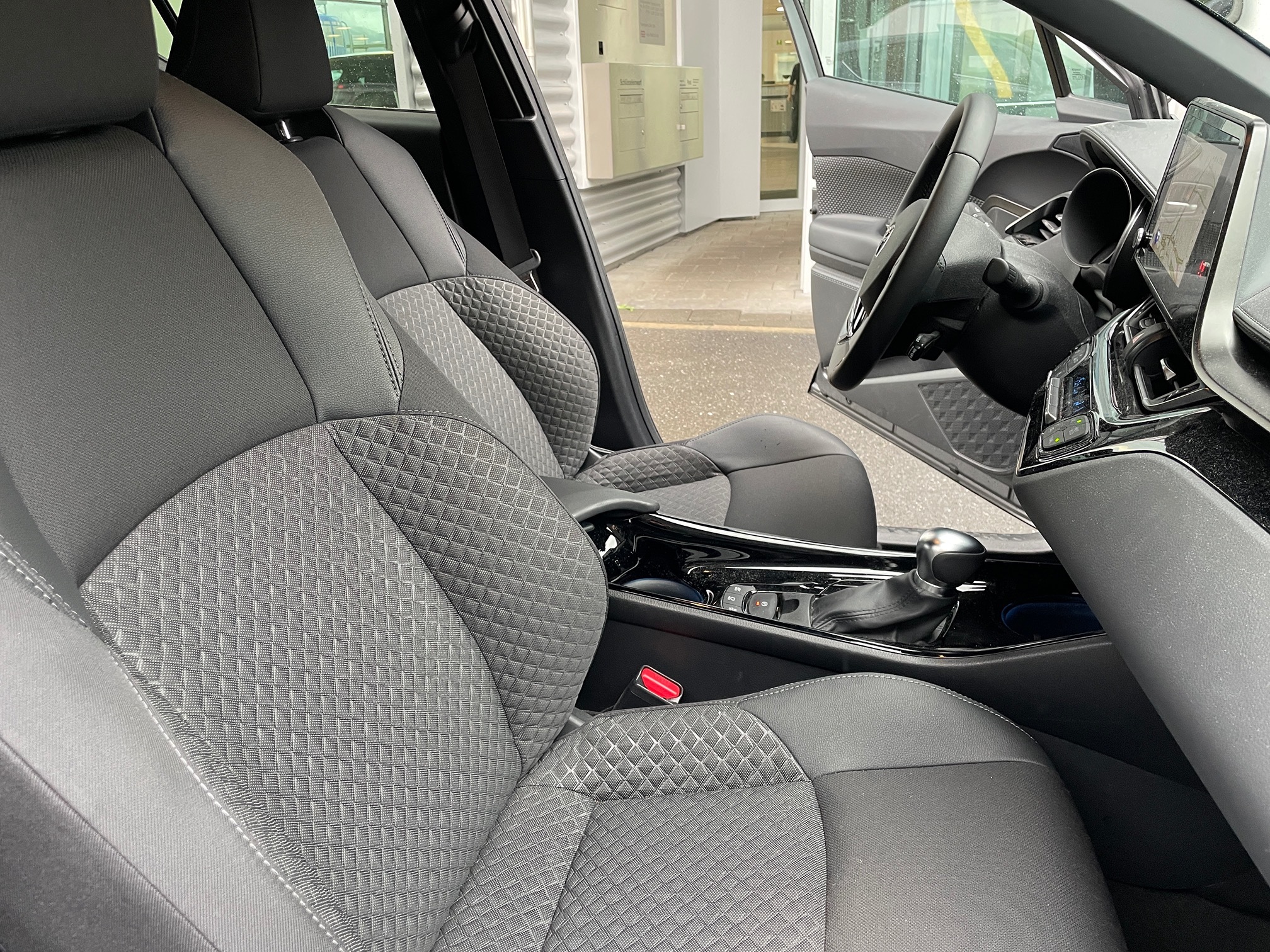TOYOTA C-HR 1.8 Hybrid — zdjęcie 9