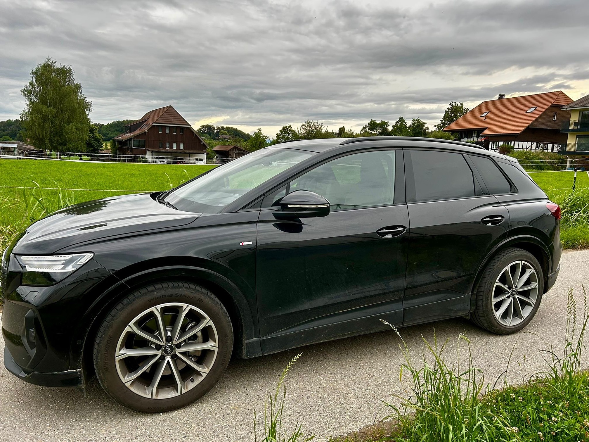 AUDI Q4 Etron 45 quattro — zdjęcie 3